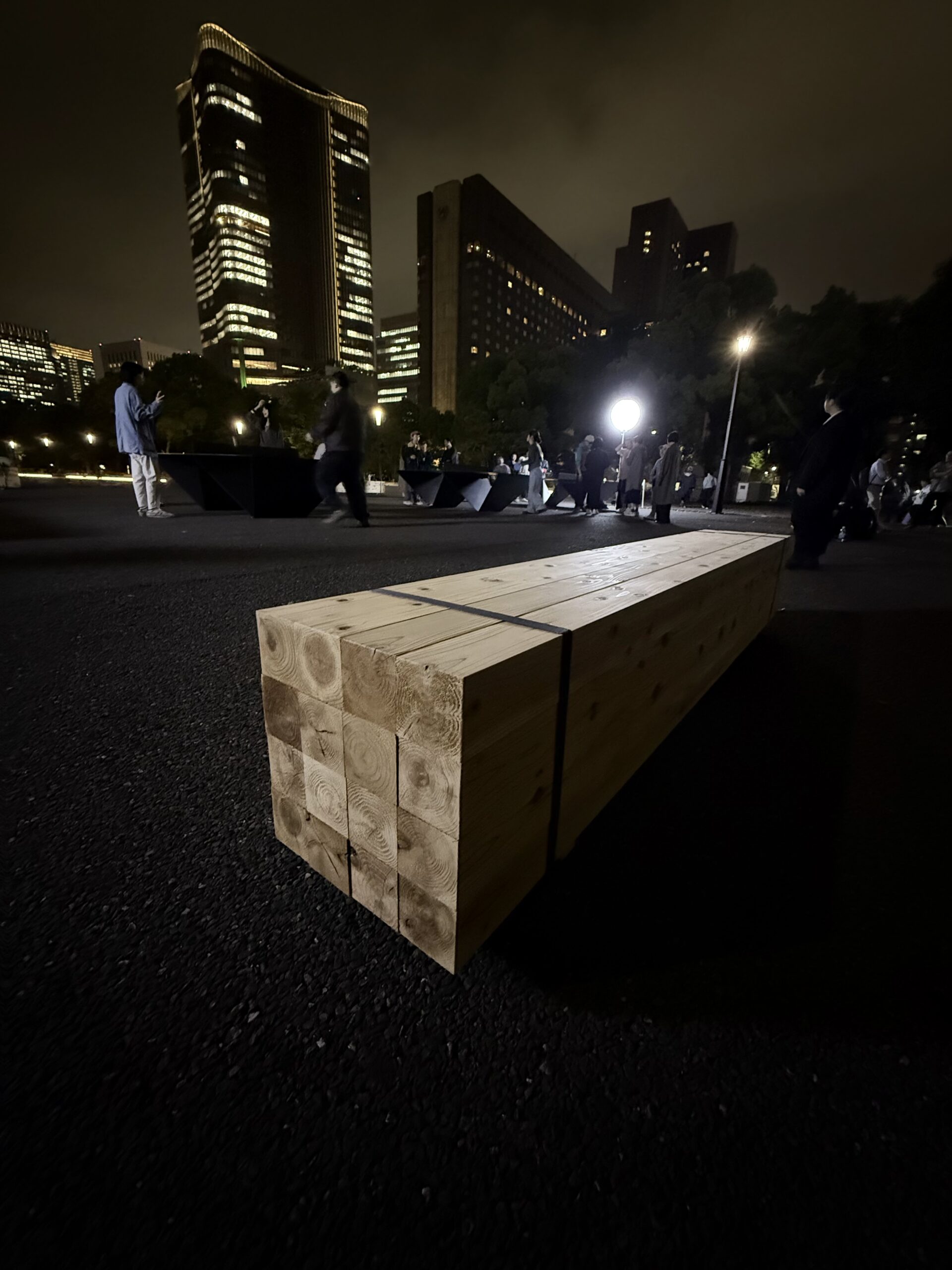 Wooden Bench with Ping Pong Platz @日比谷公園